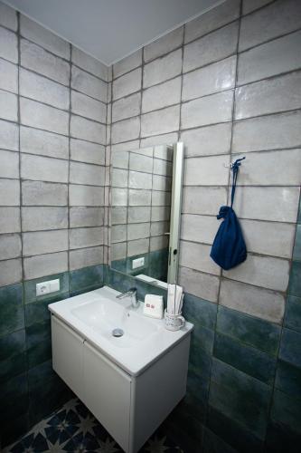 Bilik mandi di Hotel Bala Village