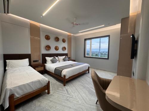 Postel nebo postele na pokoji v ubytování Hotel Mumbai House Pithampur