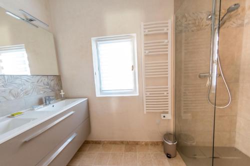 a bathroom with a sink and a shower at Le Ventoux in Tulette