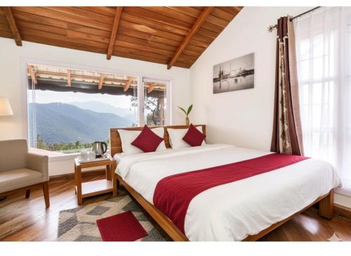 ein Schlafzimmer mit großem Bett und Fenster in der Unterkunft Coffee cottage guest house in Madikeri