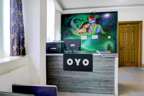 an office with an oo sign on the wall at Hotel O Silver Sky in Gulbarga