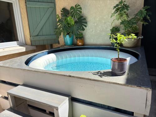 Φωτογραφία από το άλμπουμ του Chambre en centre ville avec jacuzzi στη Νιμ