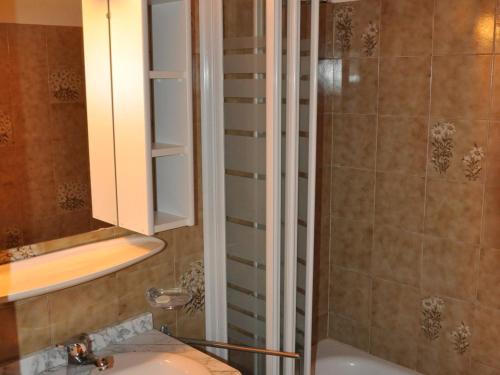 a bathroom with a sink and a shower at Charmant appartement familial avec mezzanine et balcon en centre-ville - FR-1-692-4 in La Chapelle-dʼAbondance
