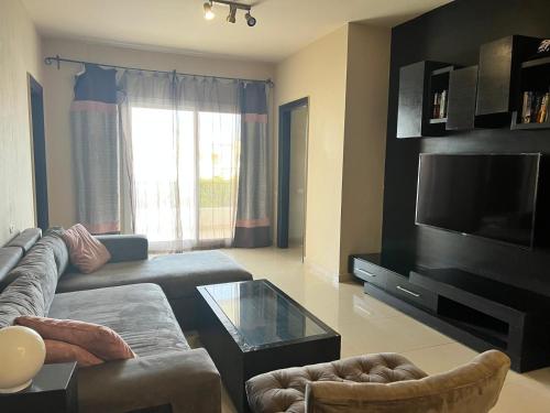TV a/nebo společenská místnost v ubytování Luxury Suite With Garden, 1 Bedroom Extra Large