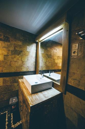 a bathroom with a sink and a mirror at Island Beach Bungalow in Gili Trawangan