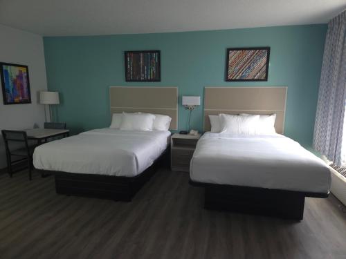 Katil atau katil-katil dalam bilik di MainStay Suites LeClaire - Quad Cities