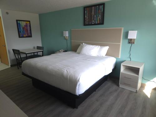 Katil atau katil-katil dalam bilik di MainStay Suites LeClaire - Quad Cities