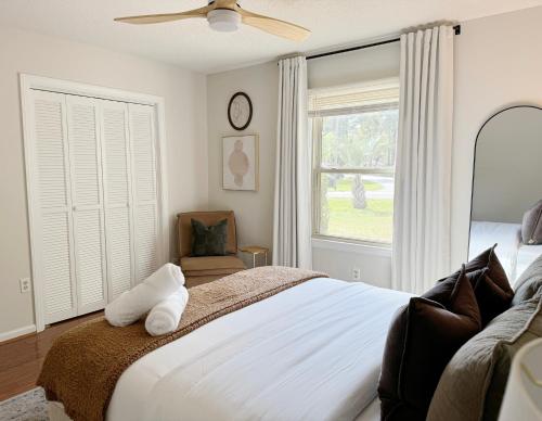 Letto o letti in una camera di Spacious Family Home w Pool and Game-room Near Downtown and Beach