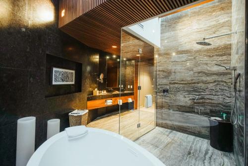 Ένα μπάνιο στο Devossion By Live Aqua Playa del Carmen All Inclusive - Adults Only