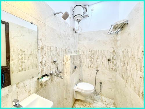 Bilik mandi di Hotel - P & S Recidency - Near Shree Kashi Vishwanath Temple - Comfortble Rooms With Good Space - A Top Rated Hotel In Varanasi
