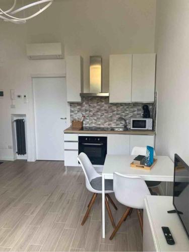 eine Küche mit Tisch und Stühlen in einem Zimmer in der Unterkunft Casa Coralli in Pavia