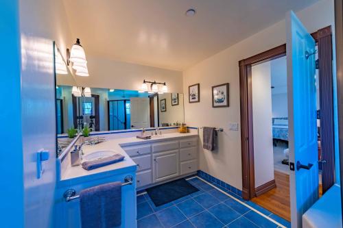 Un baño con dos lavabos y un espejo grande. en Santellan Inn, en Wellsona