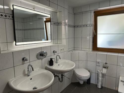 Ένα μπάνιο στο Ferienwohnung Löwe