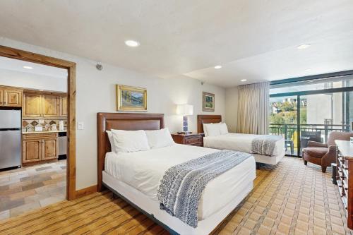 Postel nebo postele na pokoji v ubytování Steamboat Resort Villas 608