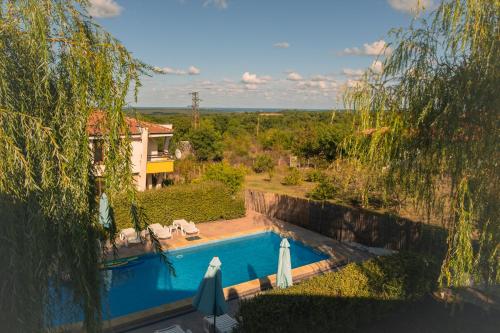 an overhead view of a swimming pool with umbrellas at Indigo Villas in Pismenovo
