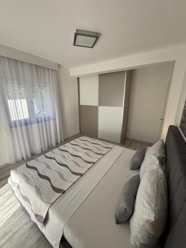 Ένα ή περισσότερα κρεβάτια σε δωμάτιο στο EXTRAORDINARY Amna Home with 4 bedroom and pool!