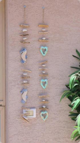 a wall with hearts and pins on it at סקנד פלור סוויטה מודרנית מפנקת ברמת הגולן in Qasrîne