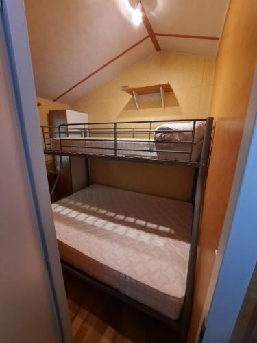 En eller flere senge i et værelse på Mobil home 2 à 6 personnes besse-et-st anastaise