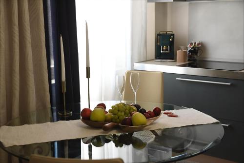 eine Schale mit Obst auf einem Tisch in einer Küche in der Unterkunft La Perla Di Caserta in Caserta