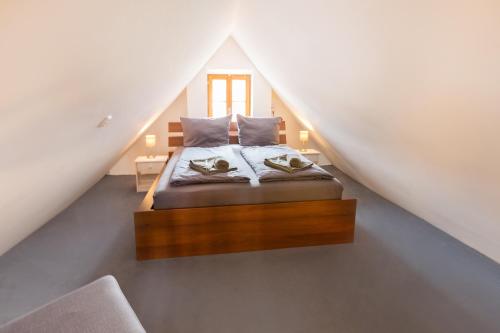 a bedroom with a bed in a attic at Ferienwohnung im Bortenmacherhaus in Neuburg an der Donau