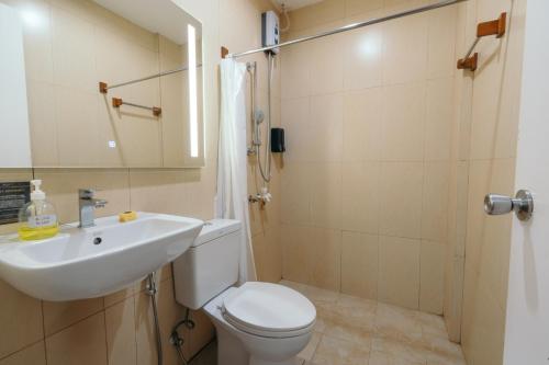 a bathroom with a toilet and a sink and a shower at Casa Cecilia in El Nido