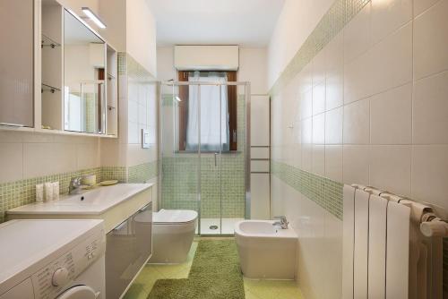 a bathroom with a toilet and a sink and a shower at New One Bedroom Apartment in Milan 3 minutes from the metro in San Giuliano Milanese