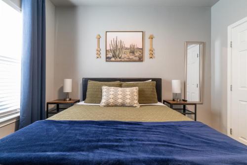 Ein Bett oder Betten in einem Zimmer der Unterkunft The Good Vibes House in Chickasha, OK!