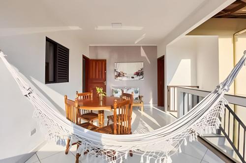 Un comedor con hamaca en una casa. en PS6: Casa Bem Localizada, com Ar e Super Completa!, en Ubatuba