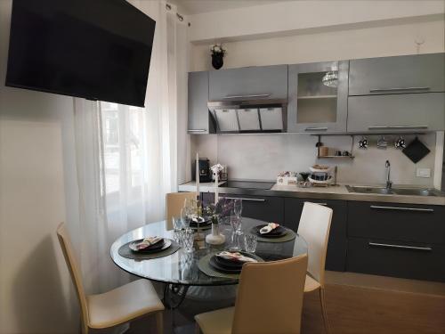 eine Küche mit einem Tisch und Stühlen in einer Küche in der Unterkunft La Perla Di Caserta in Caserta