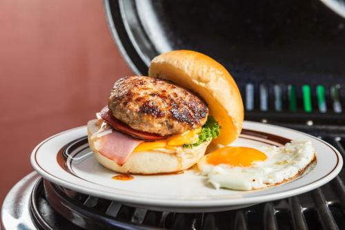 un sandwich petit-déjeuner avec un œuf sur une assiette dans l'établissement SPRINGS VILLAGE Ashigara Tanzawa Onsen Resort & Gl - Vacation STAY 41908v, à Hata