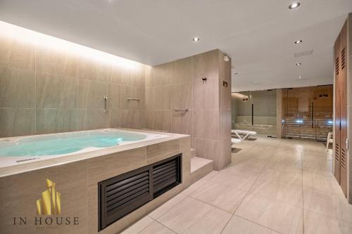 une grande salle de bain avec baignoire dans la maison dans l'établissement Morph 201 - High ceilings & modern apt/BBQ, à El Poblado