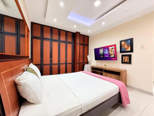 a bedroom with a large bed with a wooden headboard at Suite exclusiva en Machala in Machala