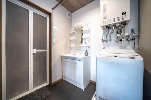 a small bathroom with a washing machine and a sink at MKS202 - Vacation STAY 20135 in Gojōdōri