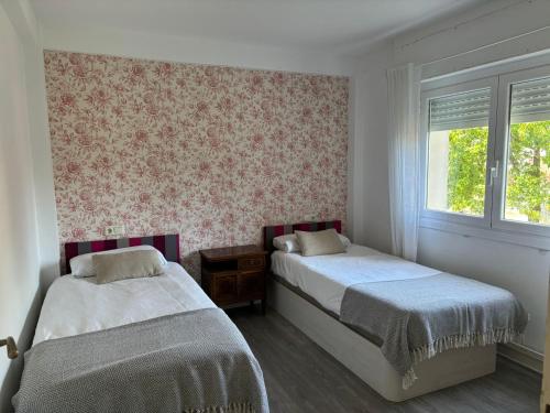 Ένα ή περισσότερα κρεβάτια σε δωμάτιο στο Acogedor Apartamento en el centro de Hondarribia Errezubi