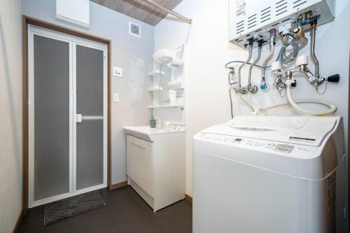 een wasruimte met wasmachine en droger bij MKS201 - Vacation STAY 20134 in Gojōdōri