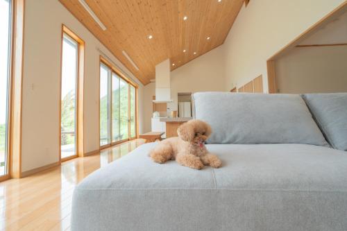 SunomiyaにあるTateyama City - House - Vacation STAY 20187の居間のソファに座るテディベア