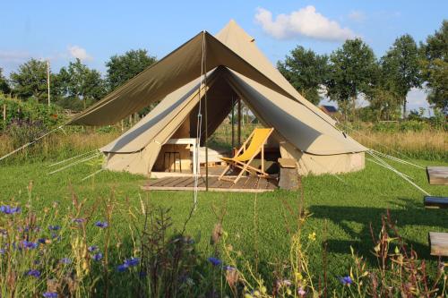 a large tent in a field of grass at Belltent 't Bievink - buitengewoon overnachten in Westendorp