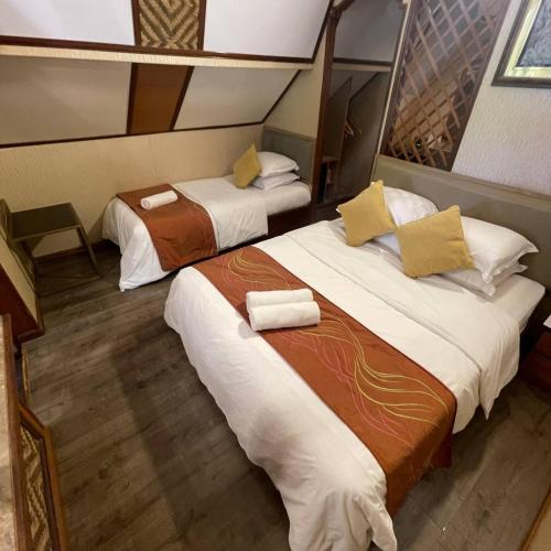 dwa łóżka w pokoju hotelowym z dwoma łóżkami w obiekcie Coralview-Resort Perhentian Island Bs w mieście Pulau Perhentian Besar