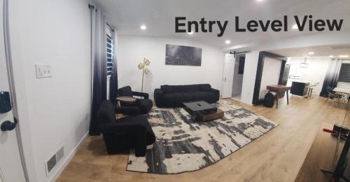 ein Wohnzimmer mit Couch und Tisch in der Unterkunft Auth Townhome in Camp Springs