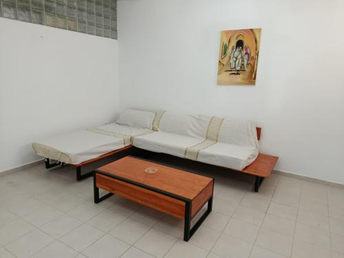 a living room with a couch and a coffee table at Paradis mira in La Marsa