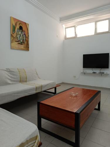 a living room with a bed and a coffee table at Paradis mira in La Marsa