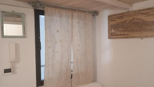 Ένα μπάνιο στο Colored Tiny House