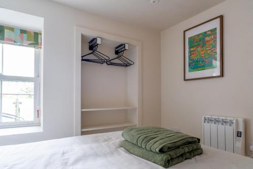 Ένα ή περισσότερα κρεβάτια σε δωμάτιο στο Modern Plymouth Stay Near Barbican & City Centre Ideal Accommodation for Families, Contractors or Corporate