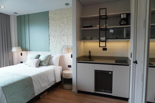 Kuchyň nebo kuchyňský kout v ubytování Hotel Ryo 74B
