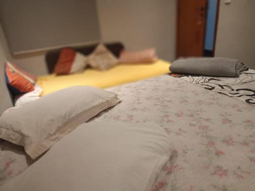 a hotel room with a bed and a couch at Hospedaria Casa373 valores acessíveis Vila Mariana e Vila Clementino in Sao Paulo