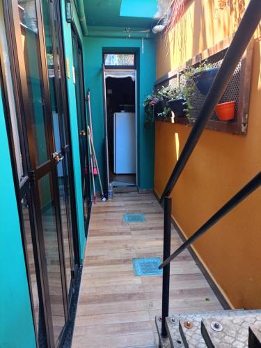 a hallway with blue walls and a wooden floor at Hospedaria Casa373 valores acessíveis Vila Mariana e Vila Clementino in Sao Paulo