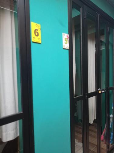 an open door with a yellow sign on it at Hospedaria Casa373 valores acessíveis Vila Mariana e Vila Clementino in Sao Paulo