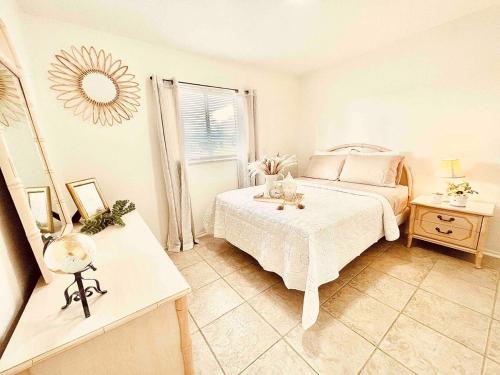 Postel nebo postele na pokoji v ubytování Modern Boho 2bed 2bath home right in downtown