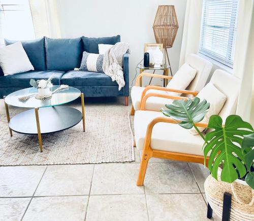 Posezení v ubytování Modern Boho 2bed 2bath home right in downtown