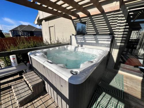 Fotografie z fotogalerie ubytování Relax in Style 5BR Home Hot Tub & Games v destinaci Omaha